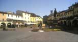 Greve, la piazza e il monumento a Verrazzano