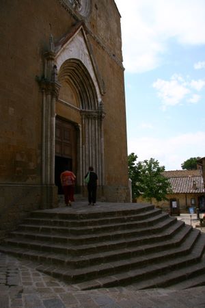 Montichiello - ingresso della chiesa | img_4907.jpg