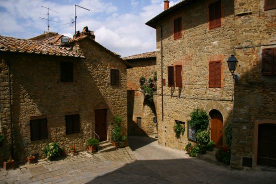 Houses in front of the church - Monticchiello | img_4909.jpg