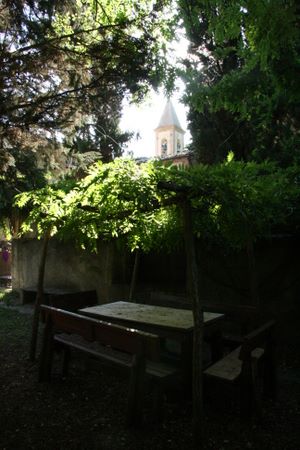 San Vivaldo - appena fuori della chiesa, tavoli a disposizione dei pellegrini | img_7376.jpg