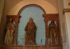 San Vivaldo - statue nel loggiato della chiesa